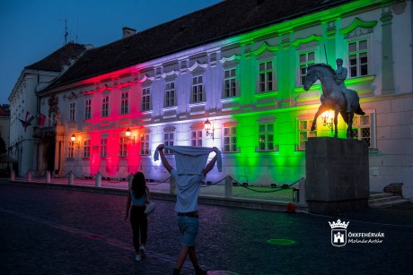 Nemzeti színbe öltöztek a város ikonikus épületei a magyar olimpikonok tiszteletére